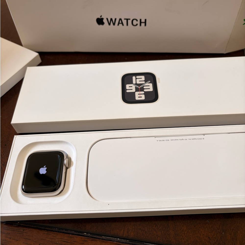 Apple Watch in Silver/ Starlight SL GPS. Perfect Gift for who is on the going.